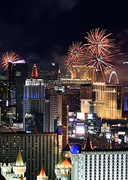 New Years Eve 2019 in Las Vegas: Blick auf das Feuerwerk von der Skyfall Lounge auf dem Dach des Delano (©Foto: David Becker/Las Vegas News Bureau)